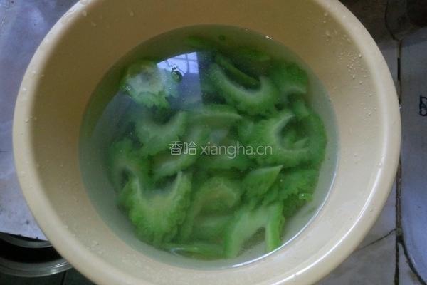 糖醋拌苦瓜的做法图解4
