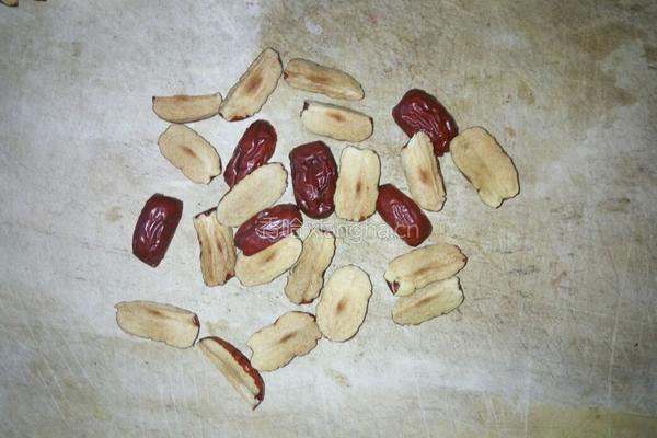 红枣红豆花生汤的做法图解2