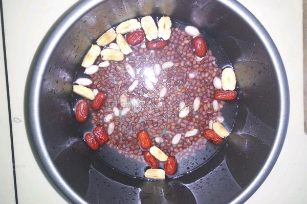 红枣红豆花生汤的做法图解3