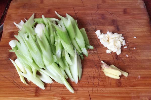 西芹炒肉的做法图解4