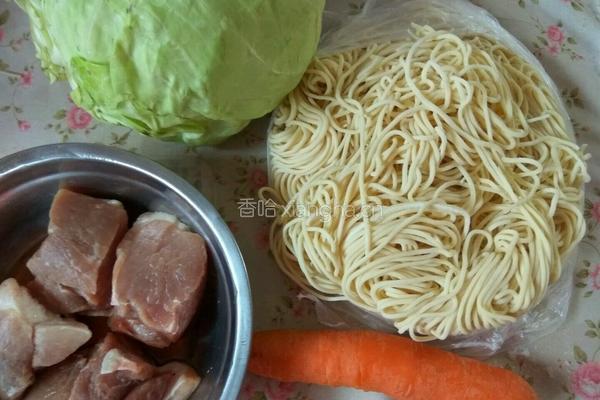 炒面条的做法图解1