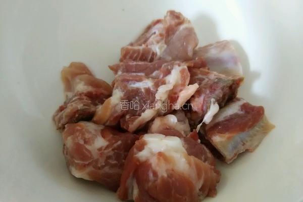玉米排骨汤的做法图解1