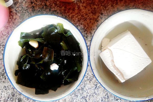 海带豆腐汤的做法图解1