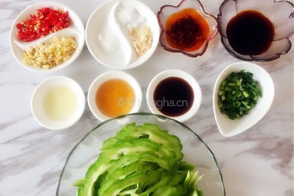 生拌苦瓜的做法图解1