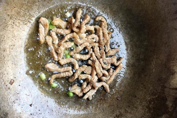金针菇炒肉丝的做法图解2