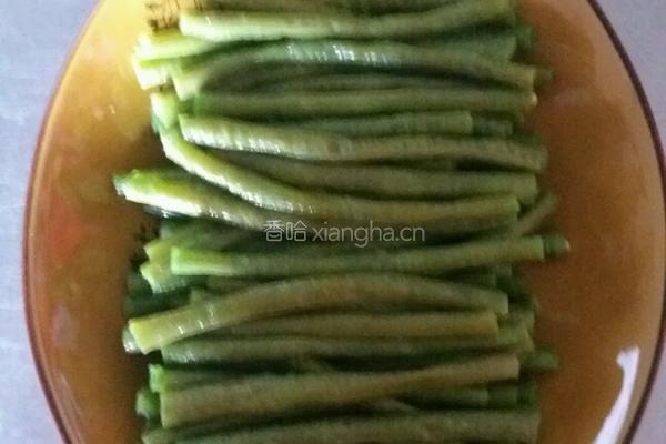 蒜蓉豇豆的做法图解1