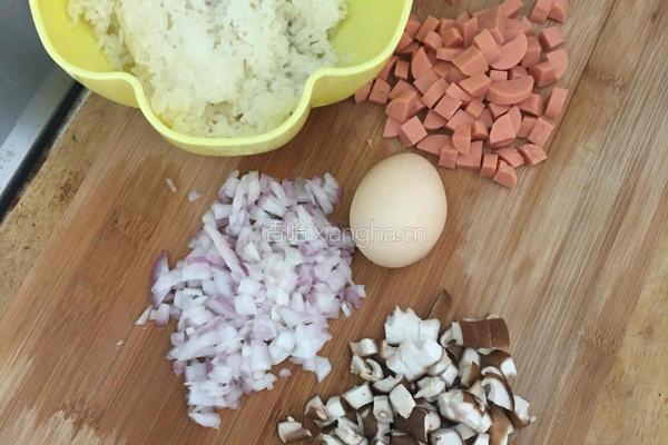 洋葱蛋炒饭的做法图解1