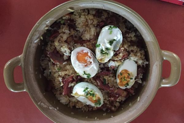 腊肉、腊肠、叉烧、咸蛋煲仔饭