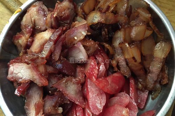 腊肉、腊肠、叉烧、咸蛋煲仔饭的做法图解2