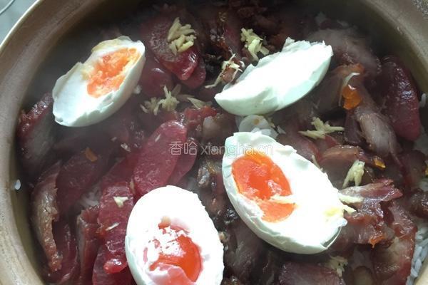 腊肉、腊肠、叉烧、咸蛋煲仔饭的做法图解3