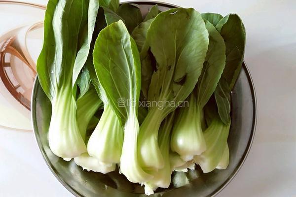 香菇炒青菜的做法图解1