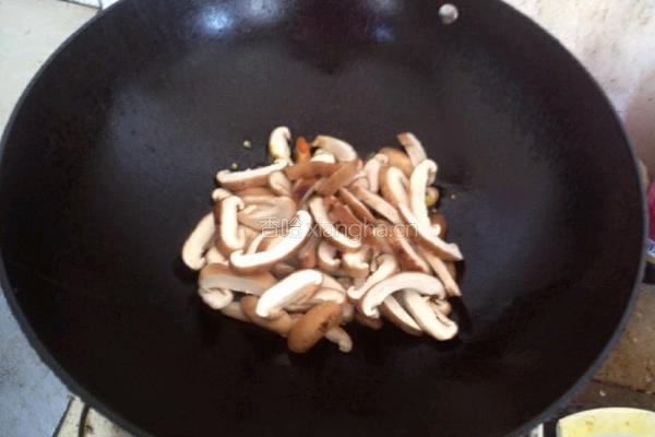 香菇炒青菜的做法图解4