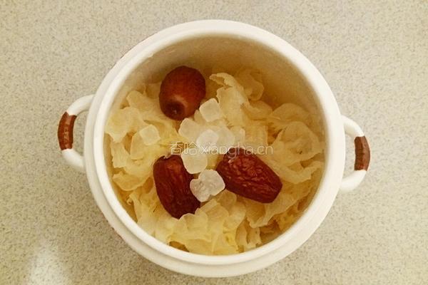 银耳红枣汤的做法图解5