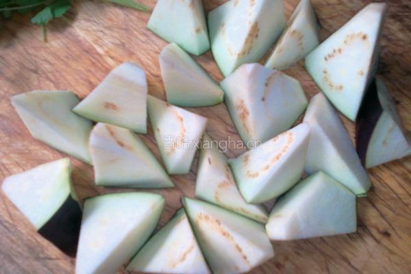 土豆炖圆茄子的做法图解1