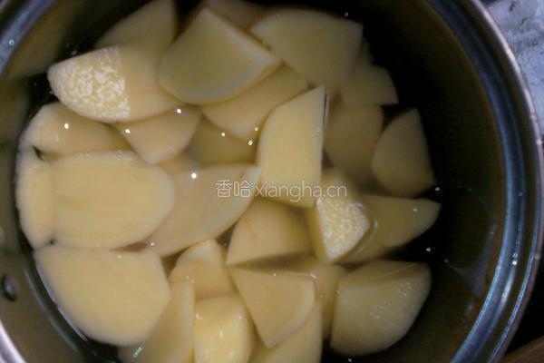 土豆炖排骨的做法图解2