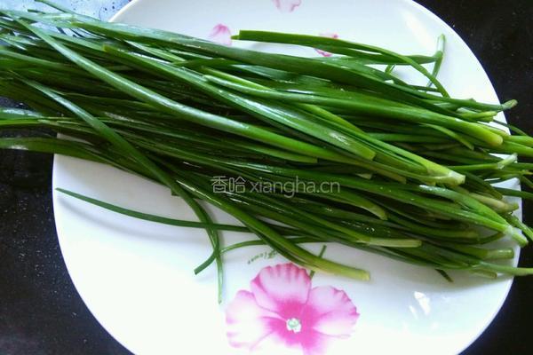 绿豆芽炒韭菜的做法图解1