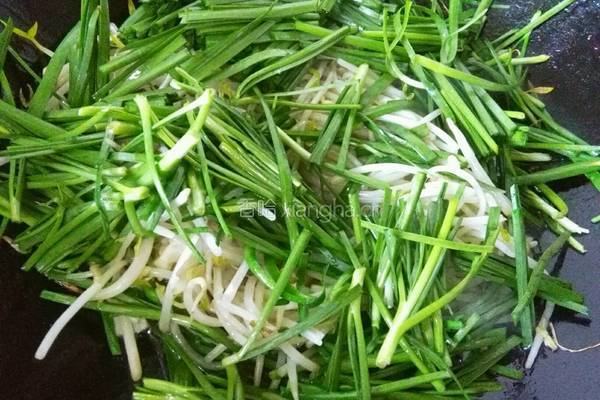 绿豆芽炒韭菜的做法图解7