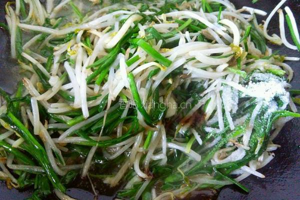 绿豆芽炒韭菜的做法图解9