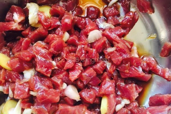 牛肉辣椒酱的做法图解1