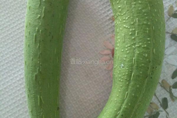 丝瓜蛤蜊汤的做法图解1
