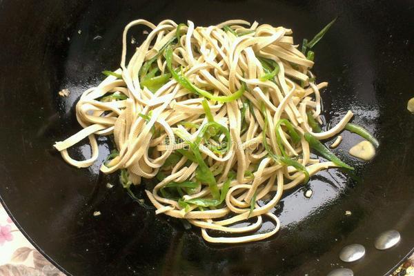 青椒豆腐皮的做法图解5