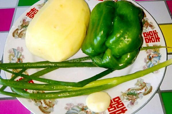 青椒炒土豆片的做法图解1