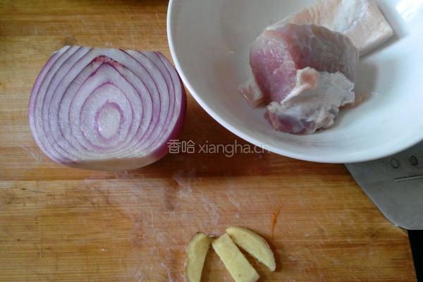 洋葱炒肉的做法图解1