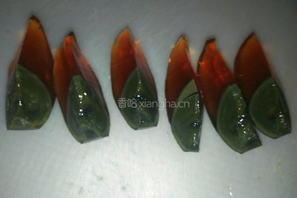 皮蛋拌豆腐的做法图解1