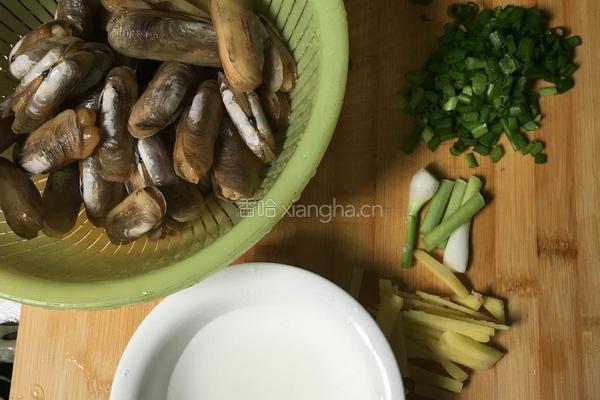 姜葱炒蛏子的做法图解3