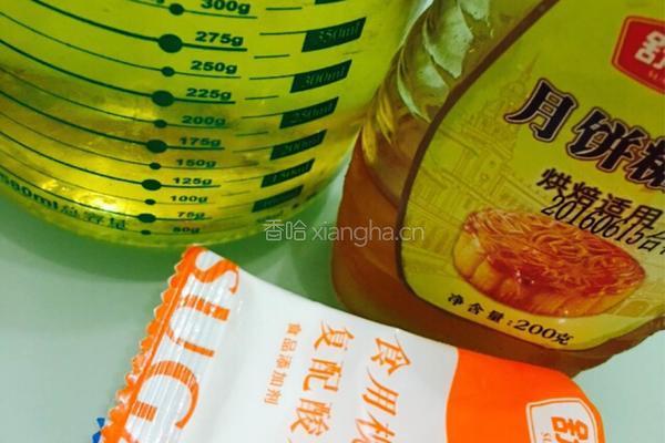 广式白莲蓉蛋黄月饼的做法图解1