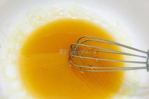 广式白莲蓉蛋黄月饼的做法图解2