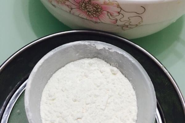 广式白莲蓉蛋黄月饼的做法图解3