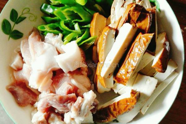 豆腐干炒肉的做法图解1