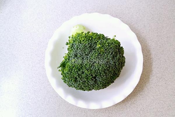 蒜蓉西兰花的做法图解1