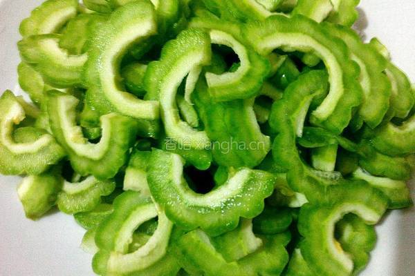 苦瓜炒肉的做法图解1