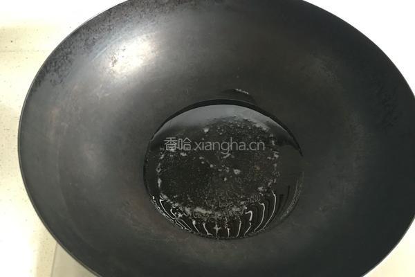 胡萝卜炒木耳的做法图解2