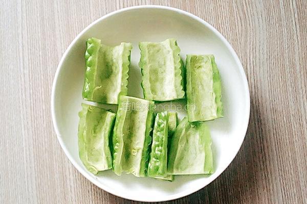 苦瓜鸡蛋的做法图解1