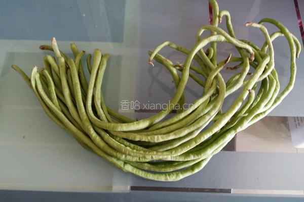 豆角焖饭的做法图解1