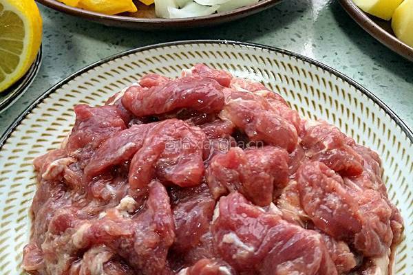 土豆牛肉的做法图解1
