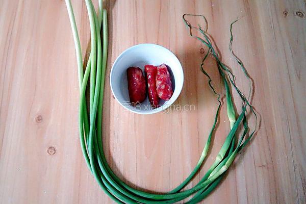 蒜苔炒腊肠的做法图解1