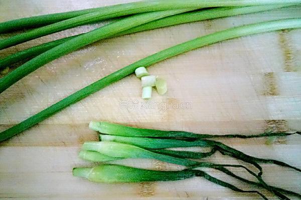 蒜苔炒腊肠的做法图解2