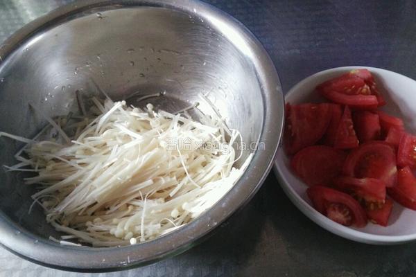 金针菇炒西红柿的做法图解2