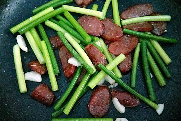 蒜苔炒腊肠的做法图解15