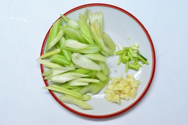 西芹百合的做法图解2
