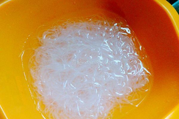 蒜蓉粉丝蒸丝瓜的做法图解3