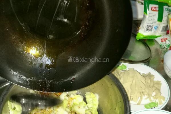 炝拌洋白菜的做法图解3