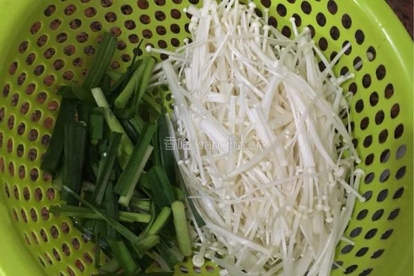 蒜苗拌金针菇的做法图解2