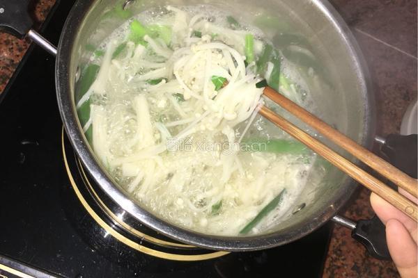 蒜苗拌金针菇的做法图解5