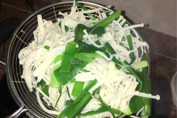 蒜苗拌金针菇的做法图解6