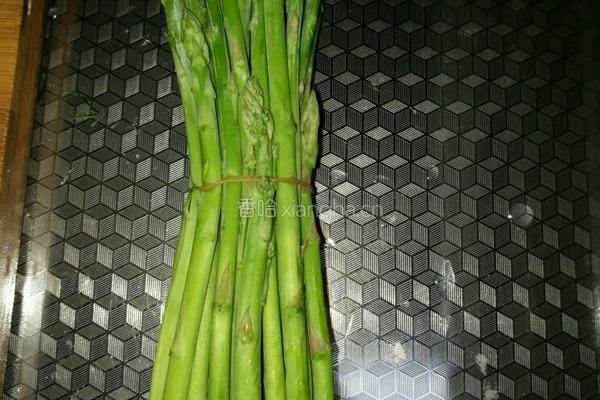 芦笋炒肉的做法图解1